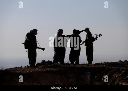 Eine Gruppe der weiblichen Kurdische Kämpfer der Einheiten der Freien Frauen verkürzt als YJA STAR militärischen Flügel der Frauen der Kurdischen Arbeiterpartei PKK stand stark in einer bergigen Gegend bewaffnet in der Landschaft von Makhmur in der Nähe von Mossul im Norden des Irak Stockfoto