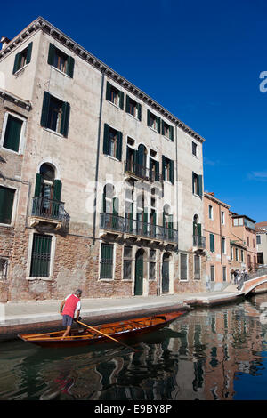 Gondoliere in Venedig, Veneto, Italien Stockfoto