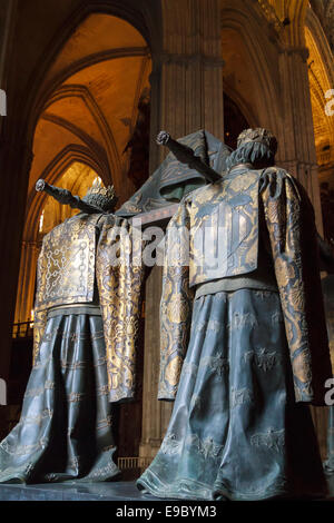 Sevilla, Spanien-8. Mai 2013 Grab von Christopher Columbus, läutet Krypta Statuen in der Kathedrale von Sevilla in Andalusien. Stockfoto