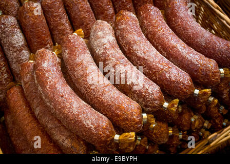 Chorizo-Würste auf dem Display auf ein outdoor-Markt. Stockfoto