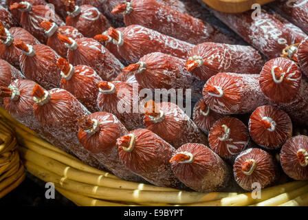 Chorizo-Wurst auf dem Display auf ein outdoor-Markt. Stockfoto