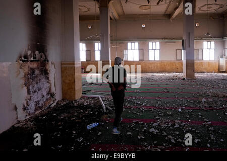 Ein Mitglied der syrischen Security Office allgemein als die Sutoro Sutoro oder der Polizei ein ASSYRISCHER, Christian Polizei Wanderungen unter den Ruinen der Sufi Schrein des Sheikh Khaznawi auseinander gesprengt, indem sie die extremistischen ISIS oder ISIL in Tel Marouf oder hohen Maruf Dorf im Bezirk al-Hasaka oder Hassakeh im Nordosten Syriens bekannt Stockfoto