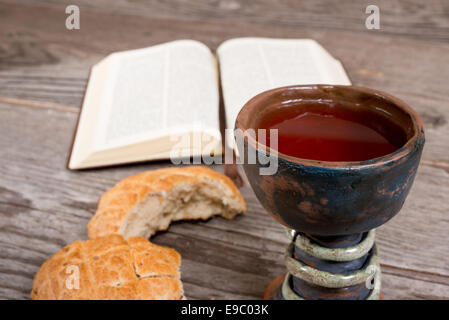 Stillleben mit Bibel und Kelch Wein Stockfoto