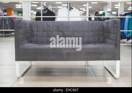 Kleine graue Sofa in einem Geschäft Stockfoto