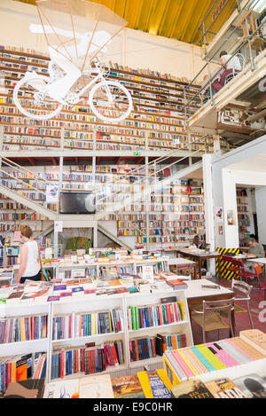 Ein ehemaliger Druckerei Raum gab Leben, um eine Buchhandlung in der lx-Fabrik, Lisboa, Portugal. Stockfoto