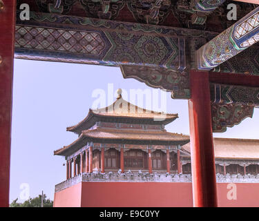 16. Oktober 2006 - Peking, China - einer der Seitentürme der Meridian-Tor (Wumen), den südlichen Eingang zur verbotenen Stadt und seine größte und imposanteste Tor im Jahre 1420 abgeschlossen. Im Zentrum von Peking, die Verbotene Stadt Gebäudekomplex 980, 1406-1420 gebaut wurde der chinesischen Kaiserpalastes seit 500 Jahren aus der Ming-Dynastie bis zum Ende der Qing-Dynastie und war Heimat von Kaisern und Haushaltsangehörigen sowie die zeremonielle und politische Zentrum der chinesischen Regierung. (Kredit-Bild: © Arnold Drapkin/ZUMA Draht) Stockfoto