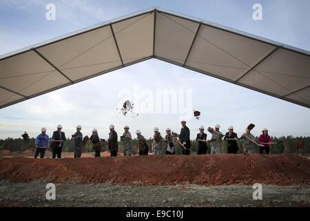 Weilerbach, Deutschland. 24. Oktober 2014. Politiker und Militärs Graben auf dem Gelände des neuen "ROB (Rhein Ordnance Barracks) Medical Center" auf dem Gelände der U.S. amerikanischen "Rhein Ordnance Barracks" in Weilerbach, Deutschland, 24. Oktober 2014. Die größte US-Militärkrankenhaus außerhalb der USA wird hier in den kommenden Jahren mit einem Investitionsvolumen von rund 750 Millionen Euro in Standort des alten Munitionsdepot gebaut werden. Bildnachweis: Dpa picture Alliance/Alamy Live News Stockfoto