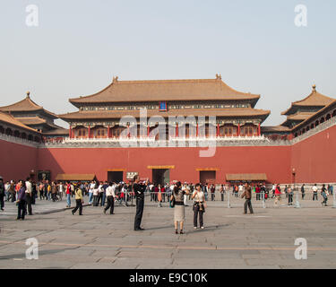 16. Oktober 2006 - Peking, China - Touristen auf dem Platz vor der Meridian-Tor (Wumen), den südlichen Eingang der verbotenen Stadt und seine größte und imposanteste Tor im 1420 abgeschlossen. Im Zentrum von Peking, die Verbotene Stadt Gebäudekomplex 980, 1406-1420 gebaut wurde der chinesischen Kaiserpalastes seit 500 Jahren aus der Ming-Dynastie bis zum Ende der Qing-Dynastie und war Heimat von Kaisern und Haushaltsangehörigen sowie die zeremonielle und politische Zentrum der chinesischen Regierung. (Kredit-Bild: © Arnold Drapkin/ZUMA Draht) Stockfoto