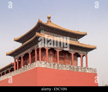 16. Oktober 2006 - Peking, China - einer der Seitentürme der Meridian-Tor (Wumen), den südlichen Eingang zur verbotenen Stadt und seine größte und imposanteste Tor im Jahre 1420 abgeschlossen. Im Zentrum von Peking, die Verbotene Stadt Gebäudekomplex 980, 1406-1420 gebaut wurde der chinesischen Kaiserpalastes seit 500 Jahren aus der Ming-Dynastie bis zum Ende der Qing-Dynastie und war Heimat von Kaisern und Haushaltsangehörigen sowie die zeremonielle und politische Zentrum der chinesischen Regierung. (Kredit-Bild: © Arnold Drapkin/ZUMA Draht) Stockfoto