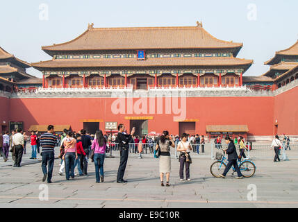 16. Oktober 2006 - Peking, China - Touristen auf dem Platz vor der Meridian-Tor (Wumen), den südlichen Eingang der verbotenen Stadt und seine größte und imposanteste Tor im 1420 abgeschlossen. Im Zentrum von Peking, die Verbotene Stadt Gebäudekomplex 980, 1406-1420 gebaut wurde der chinesischen Kaiserpalastes seit 500 Jahren aus der Ming-Dynastie bis zum Ende der Qing-Dynastie und war Heimat von Kaisern und Haushaltsangehörigen sowie die zeremonielle und politische Zentrum der chinesischen Regierung. (Kredit-Bild: © Arnold Drapkin/ZUMA Draht) Stockfoto