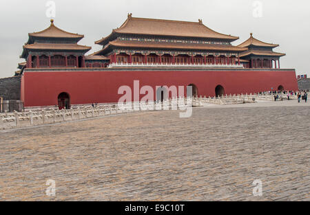 26. Oktober 2006 - Peking, China - der Platz auf der Nordseite der Meridian-Tor (Wumen), den südlichen Eingang der verbotenen Stadt und der größte und imposanteste Tor, abgeschlossen im Jahre 1420. Im Zentrum von Peking, die Verbotene Stadt Gebäudekomplex 980, 1406-1420 gebaut wurde der chinesischen Kaiserpalastes seit 500 Jahren aus der Ming-Dynastie bis zum Ende der Qing-Dynastie und war Heimat von Kaisern und Haushaltsangehörigen sowie die zeremonielle und politische Zentrum der chinesischen Regierung. (Kredit-Bild: © Arnold Drapkin/ZUMA Draht) Stockfoto