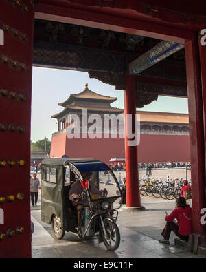 16. Oktober 2006 - Peking - gesehen durch ein Tor mit einem vorbeifahrenden Rikscha, gehört der Seitentürme der Meridian-Tor (Wumen), den südlichen Eingang zur verbotenen Stadt und seine größte und imposanteste Tor im Jahre 1420 abgeschlossen. Im Zentrum von Peking, die Verbotene Stadt Gebäudekomplex 980, 1406-1420 gebaut wurde der chinesischen Kaiserpalastes seit 500 Jahren aus der Ming-Dynastie bis zum Ende der Qing-Dynastie und war Heimat von Kaisern und Haushaltsangehörigen sowie die zeremonielle und politische Zentrum der chinesischen Regierung. (Kredit-Bild: © Arnold Drapkin/ZUMA Draht) Stockfoto