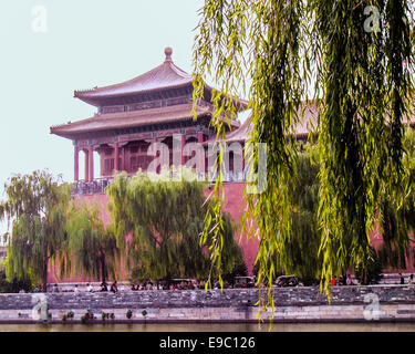 16. Oktober 2006 - ist Peking, China - über den Wallgraben aus betrachtet einer der Seitentürme der Meridian-Tor (Wumen), den südlichen Eingang zur verbotenen Stadt und seine größte und imposanteste Tor im Jahre 1420 abgeschlossen. Im Zentrum von Peking, die Verbotene Stadt Gebäudekomplex 980, 1406-1420 gebaut wurde der chinesischen Kaiserpalastes seit 500 Jahren aus der Ming-Dynastie bis zum Ende der Qing-Dynastie und war Heimat von Kaisern und Haushaltsangehörigen sowie die zeremonielle und politische Zentrum der chinesischen Regierung. (Kredit-Bild: © Arnold Drapkin/ZUMA Draht) Stockfoto