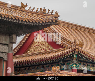 26. Oktober 2006 - Peking, China - Chinesisch (traditionell) palastartige Architektur durch den reich verzierten Dächern der verbotenen Stadt illustriert wird Strukturen mit gelben Kacheln, da Gelb ist das Symbol der königlichen Familie. Tier-Form Ornamente besetzen das Dach Ecken bilden eine nach außen marschierende Prozession deren Zahlen zeigen die Seniorität des Gebäudes und des Eigentümers. (Kredit-Bild: © Arnold Drapkin/ZUMA Draht) Stockfoto