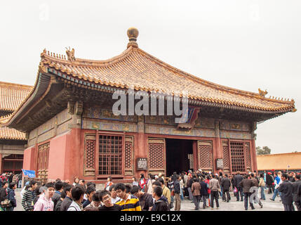 26. Oktober 2006 - Peking, China - die Halle für Einheit und Frieden (Jiaotaidian) ist eines der drei Schlösser in den Innenhof der verbotenen Stadt, gelegen zwischen den Palast der Himmlischen Reinheit (Qianqingong) der Kaiser lebte und der Palast der irdischen Ruhe (Kunninggong) die Kaiserin lebte. "Jiaotai" bedeutet die Union und die Harmonie von Himmel und Erde. Im Zentrum von Peking der verbotenen Stadt Gebäudekomplex 980, 1406-1420 erbaut wurde der chinesischen Kaiserpalastes seit 500 Jahren aus der Ming-Dynastie bis zum Ende der Qing-Dynastie und war Heimat von Kaisern und ihren househ Stockfoto