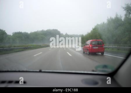 Fahren im Regen auf der A9 Richtung Tomards München, Bayern, Deutschland. Stockfoto