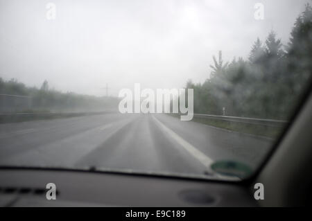 Fahren bei starkem Regen mit einem LKW LKW voraus A9 Bayern Deutschland Stockfoto