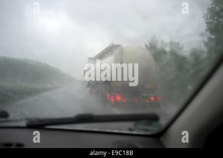 Fahren auf der Autobahn A9 südlich von München bei starkem Regen Stockfoto