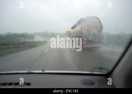 Fahren bei starkem Regen auf der Autobahn A9-Deutschland Stockfoto