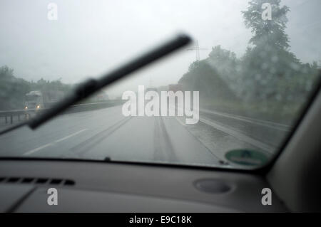 Das fahren bei starkem Regen auf der Autobahn A9 in Süddeutschland. Stockfoto