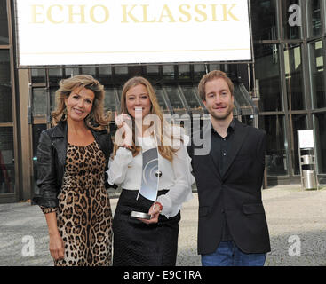 München, Deutschland. 24. Oktober 2014. Geigerin Anne-Sophie Mutter (L), die ein Echo für die beste Konzertaufnahme des Jahres, armlosen Hornist Felix Klieser (R), erhalten, die ein Echo für die besten jungen Künstler des Jahres und ebenfalls Nina Eichinger (C), während der Pressekonferenz für den Echo Klassik Award in München, Deutschland, 24. Oktober 2014 erhalten. Der Echo Klassik-Awards statt findet am 26. Oktober 2014. Bildnachweis: Dpa picture Alliance/Alamy Live News Stockfoto