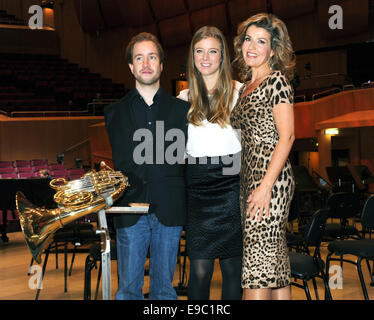 München, Deutschland. 24. Oktober 2014. Geigerin Anne-Sophie Mutter (RR), die ein Echo für die beste Konzertaufnahme des Jahres, armlosen Hornist Felix Klieser (L) erhalten, die ein Echo für die besten jungen Künstler des Jahres und ebenfalls Nina Eichinger (C), während der Pressekonferenz für den Echo Klassik Award in München, Deutschland, 24. Oktober 2014 erhalten. Der Echo Klassik-Awards statt findet am 26. Oktober 2014. Bildnachweis: Dpa picture Alliance/Alamy Live News Stockfoto