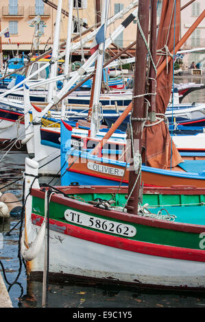 Bunte hölzerne Fischerboote in Vieux Port / alte Hafen von Saint-Tropez, Côte d ' Azur, Alpes Maritimes, Var, Frankreich Stockfoto