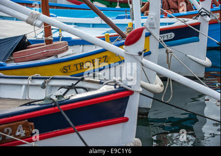 Bunte hölzerne Fischerboote in Vieux Port / alte Hafen von Saint-Tropez, Côte d ' Azur, Alpes Maritimes, Var, Frankreich Stockfoto