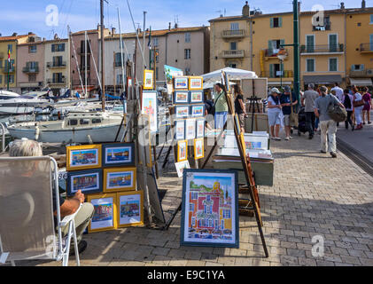 Künstler einenen im Vieux Port / alte Hafen von Saint-Tropez an der Côte d ' Azur, Var, Alpes-Maritimes, Frankreich Stockfoto