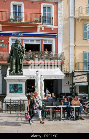 Straßencafé und Statue des französischen Admiral Pierre André de Suffren de Saint Tropez im alten Hafen von Saint-Tropez, Frankreich Stockfoto
