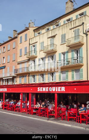 Touristen sitzen im Cafe Senequier in Vieux Port / alte Hafen von Saint-Tropez an der Côte d ' Azur, Var, Frankreich Stockfoto