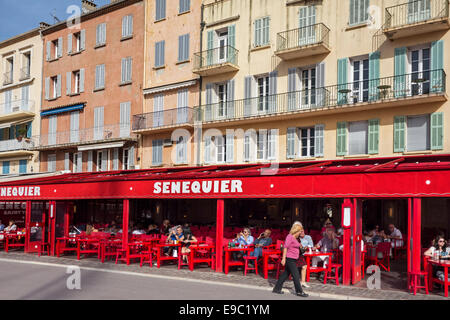 Touristen sitzen im Cafe Senequier in Vieux Port / alte Hafen von Saint-Tropez an der Côte d ' Azur, Var, Frankreich Stockfoto