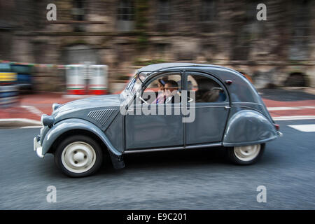 Citroen 2CV AZLP 1958 während der Embouteillage De La Route Nationale 7, geschieht für Oldtimer Autos, Lapalisse, Auvergne, Frankreich Stockfoto