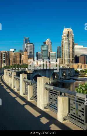 THIRD AVENUE BRIDGE SKYLINE INNENSTADT MISSISSIPPI FLUß MINNEAPOLIS MINNESOTA USA Stockfoto