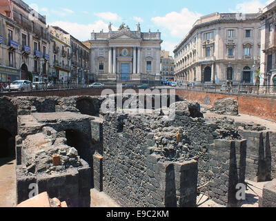 Das römische Amphitheater in der Piazza Stesicoro, im Hintergrund Chiesa Sant'Agata - Juni 2014 Stockfoto