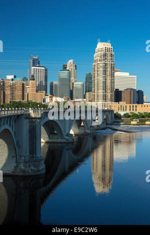 THIRD AVENUE BRIDGE SKYLINE INNENSTADT MISSISSIPPI FLUß MINNEAPOLIS MINNESOTA USA Stockfoto