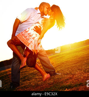 Paar küssen romantisch bei Sonnenuntergang Stockfoto