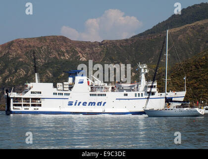 Der Archipel der Äolischen wird regelmäßig von Schiffe der Linie getroffen. Die Autofähre verbindet die SIREMAR Vulcano mit Milazzo und Neapel. -Juni 2014 Stockfoto