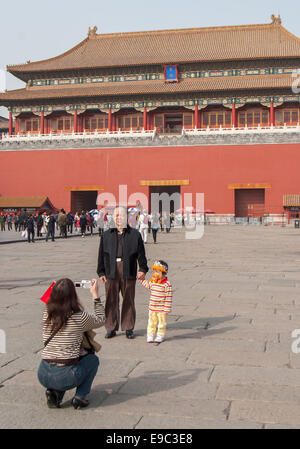 Peking, China. 16. Oktober 2006. Ein Tourist fotografiert ihr Mann und Kind auf dem Platz auf der Nordseite der Meridian-Tor (Wumen), den südlichen Eingang der verbotenen Stadt und der größte und imposanteste Tor, abgeschlossen im Jahre 1420. Im Zentrum von Peking, die Verbotene Stadt Gebäudekomplex 980, 1406-1420 gebaut wurde der chinesischen Kaiserpalastes seit 500 Jahren aus der Ming-Dynastie bis zum Ende der Qing-Dynastie und war Heimat von Kaisern und Haushaltsangehörigen sowie die zeremonielle und politische Zentrum der chinesischen Regierung. © Arnold Drapkin/ZUMA Draht/Alamy Live-Nachrichten Stockfoto