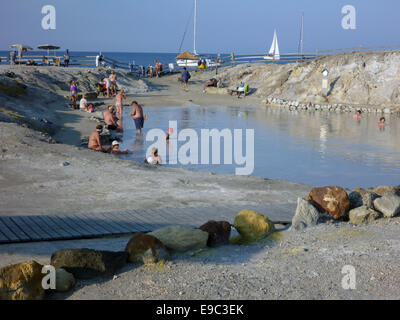 Natürlichen Moorbad mit Zugang zum Meer mit heißen Quellen ist die Hauptattraktion der Insel Vulcano natürlichen Moorbad mit Zugang zum Meer mit heißen Quellen ist die Hauptattraktion der Insel Vulcano natürlichen Moorbad mit acces Stockfoto
