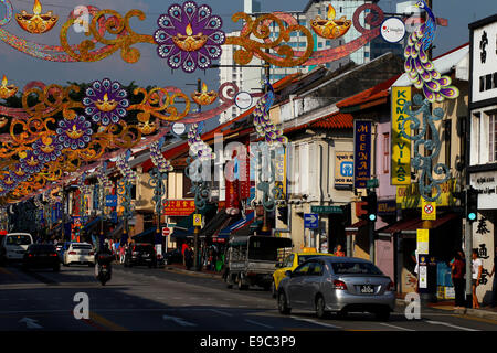 Serangoon Road in Little India mit Deepavali Dekorationen auf der Straße, Singapur Stockfoto