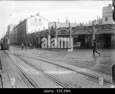 Ein Foto von Aleksanterinkatu, einer prominenten Straße in Helsinki, aufgenommen zwischen 1890 und 1910. Das Bild zeigt die belebte Straße mit Straßenbahnen, die entlang der Straßenbahnlinie fahren und das urbane Leben in Helsinki aus dem frühen 20. Jahrhundert veranschaulichen. Das Foto zeigt die Bedeutung der Straße für das Verkehrssystem der Stadt während dieser Zeit. Stockfoto