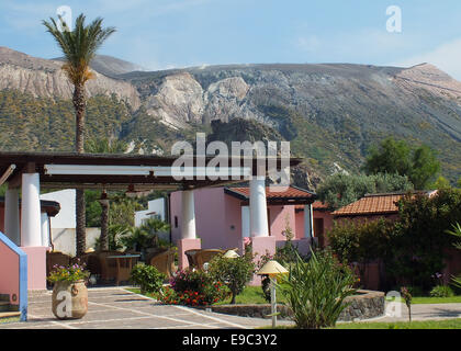 Gebaut im typischen äolischen Stil Hotel Eros befindet sich in einem Palmengarten am Meer mit Panoramablick auf den rauchenden Vulkan. -Juni 2014 Stockfoto
