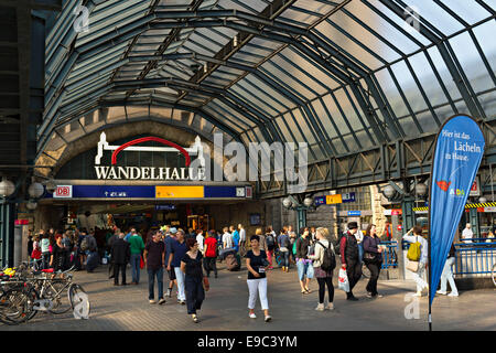 DB Main Station Hauptbahnhof Eingang, Hamburg, Deutschland, Europa. -September 2014 Stockfoto