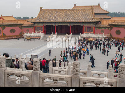 Peking, China. 26. Oktober 2006. Das Tor der Himmlischen Reinheit (Qianqing Männer) ist eine Verbindung zwischen der äußeren und inneren Gerichten der verbotenen Stadt dient als Eingang in den Innenhof (einschließlich der Palast der Himmlischen Reinheit, die Halle der Einheit und der Palast der irdischen Ruhe) in der Kaiser, Konkubinen und Fürsten lebten. Im Zentrum von Peking der verbotenen Stadt Gebäudekomplex 980, 1406-1420 erbaut wurde der chinesischen Kaiserpalastes seit 500 Jahren aus der Ming-Dynastie bis zum Ende der Qing-Dynastie und war Heimat von Kaisern und Haushaltsangehörigen sowie die ceremonia Stockfoto