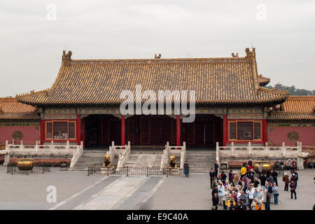Peking, China. 26. Oktober 2006. Das Tor der Himmlischen Reinheit (Qianqing Männer) ist eine Verbindung zwischen der äußeren und inneren Gerichten der verbotenen Stadt dient als Eingang in den Innenhof (einschließlich der Palast der Himmlischen Reinheit, die Halle der Einheit und der Palast der irdischen Ruhe) in der Kaiser, Konkubinen und Fürsten lebten. Im Zentrum von Peking der verbotenen Stadt Gebäudekomplex 980, 1406-1420 erbaut wurde der chinesischen Kaiserpalastes seit 500 Jahren aus der Ming-Dynastie bis zum Ende der Qing-Dynastie und war Heimat von Kaisern und Haushaltsangehörigen sowie die ceremonia Stockfoto