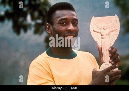 25.06.1970 Pele (Brasilien) mit den Coupe Jules Rimet; (World Cup Trophy) Stockfoto