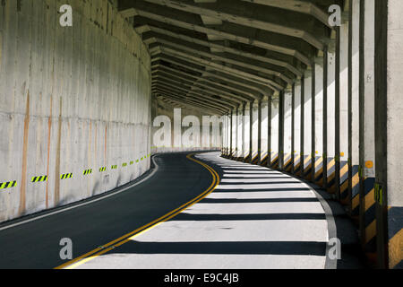 Kurvenreiche Strassentunnel in Taiwan Stockfoto