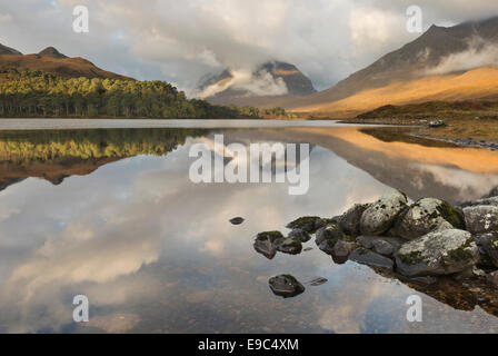 Gipfelns spiegelt sich in Loch Clair im Herbst, Torridon, Wester Ross, Schottisches Hochland, Schottland Stockfoto