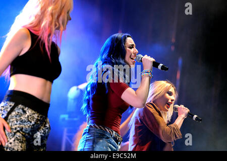 BARCELONA - 23 Mai: Sweet California (Girl-Band) in Primavera Pop Festival von Los 40 Principales am 23. Mai 2014 in Barcelona. Stockfoto